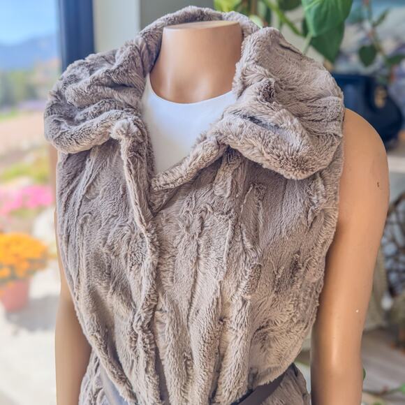 Melody, Collared Faux Fur Button Up Vest w/ & Faux Suede Waist Tie, Women's S/M - Picture 3 of 13